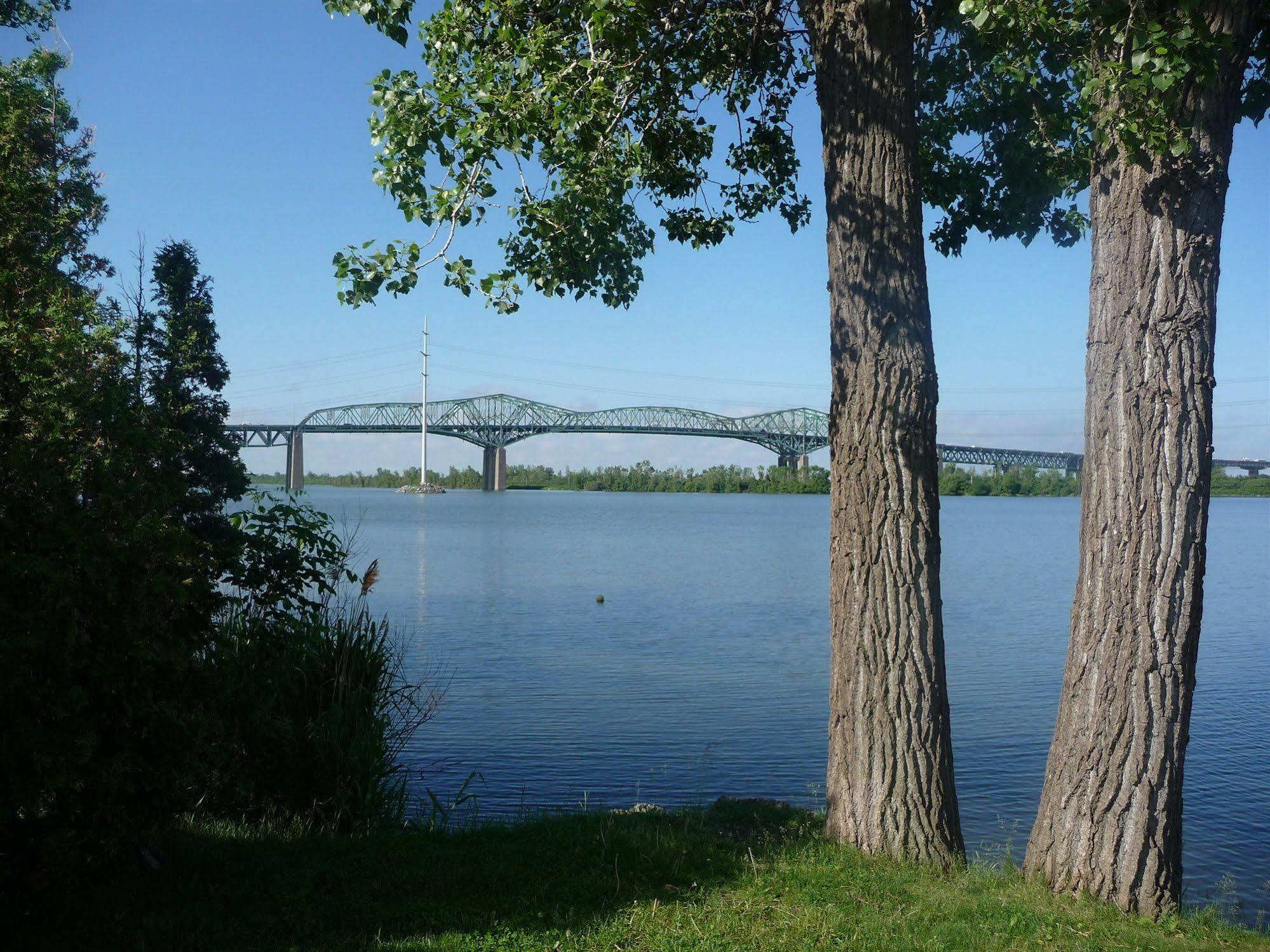 Motel Du Fleuve Brossard Dış mekan fotoğraf